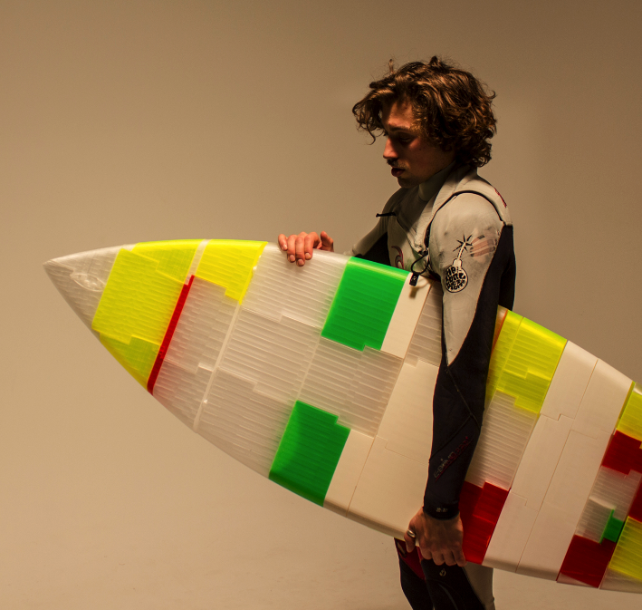 Jigsurf albo składana deska surfingowa, mieszcząca się w torbie