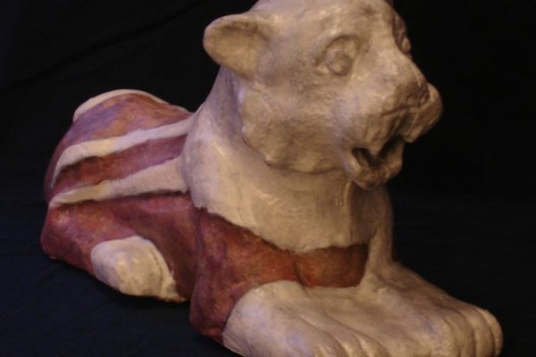 zrekonstruowana ceramiczna figurka lwa, która została strzaskana trzy tysiące lat temu w Mezopotamii.