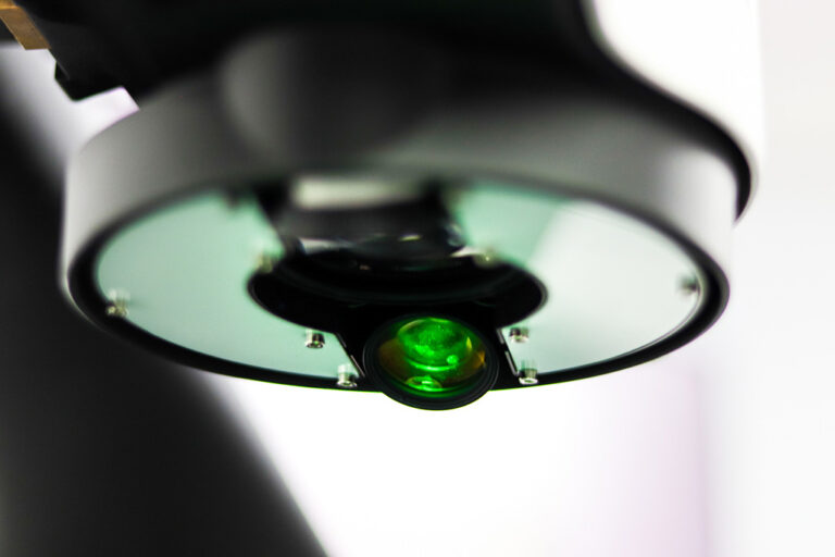 zdjęcie meikroskopu S-Wide Sensofar, dzięki któremu zostały przeprowadzone pomiary uszkodzonego elementu, odtworzonego dzięki Reverse Engineering