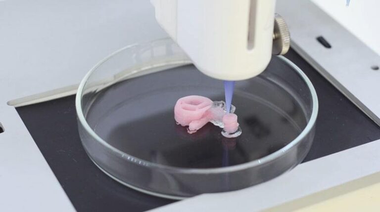 Proces drukowania modelu ucha przy użyciu druku 3D
